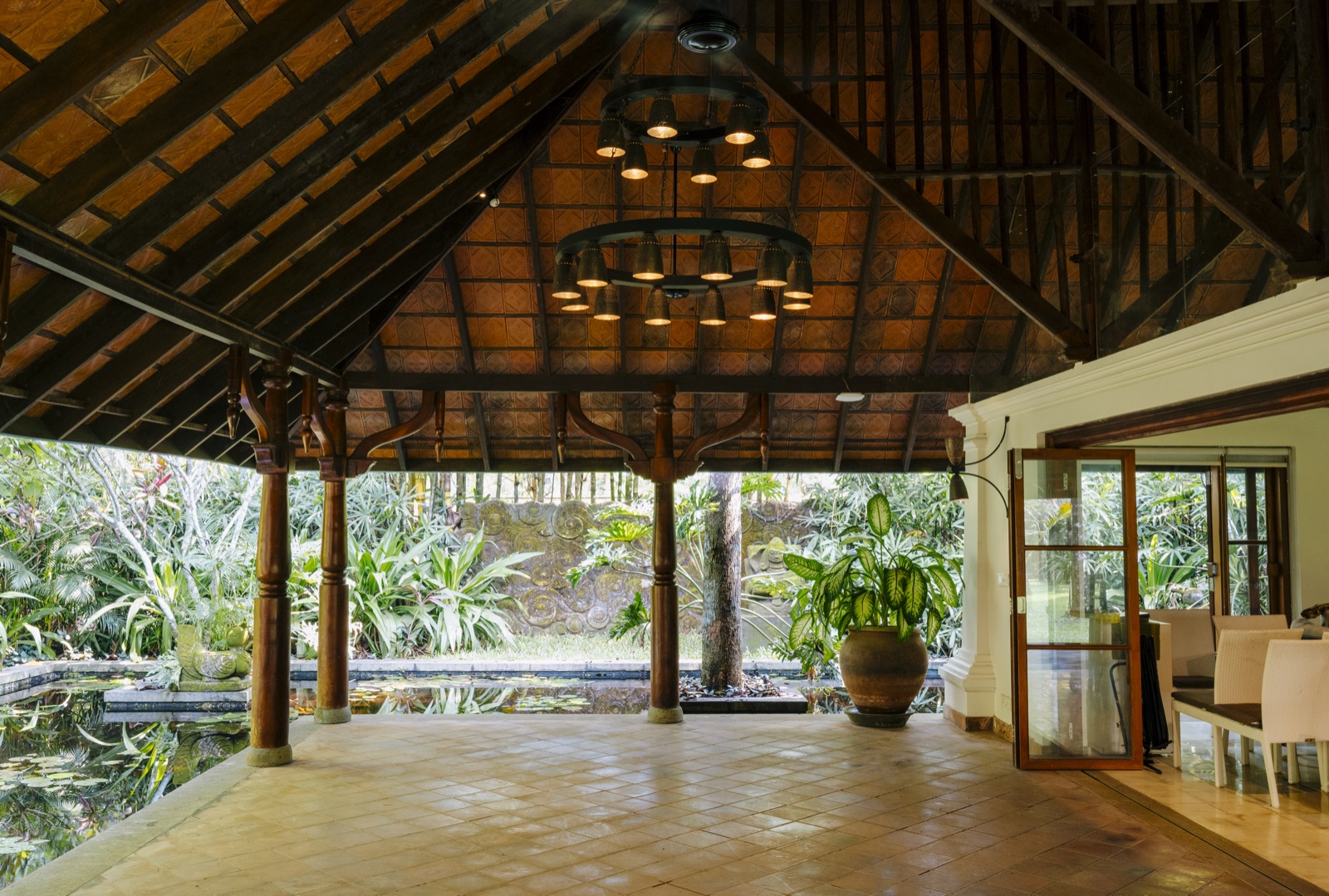 The open-sided great hall at Indian Summer House